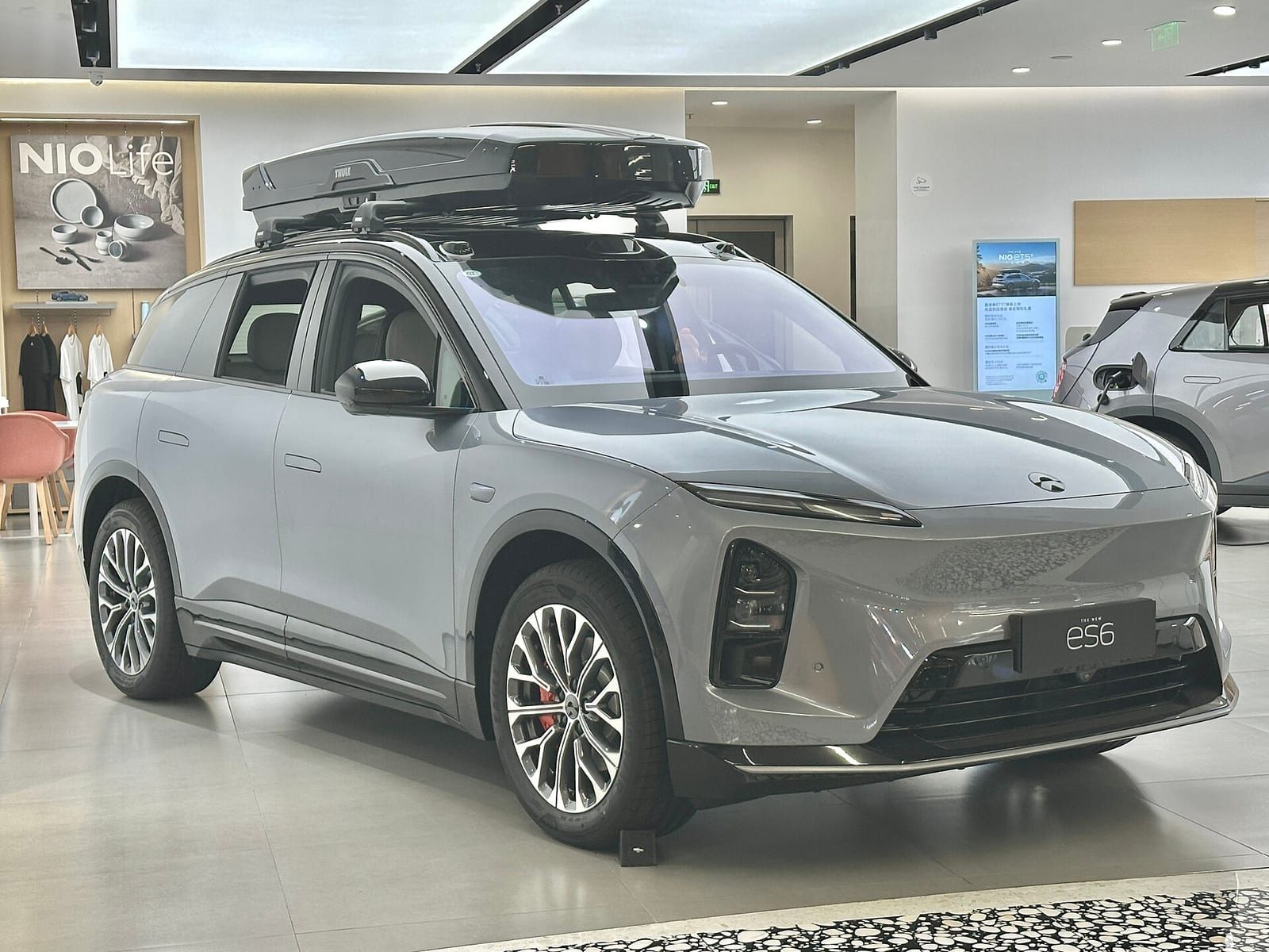 Nio ES6 II рестайлинг — Вид спереди · багажник на крыше