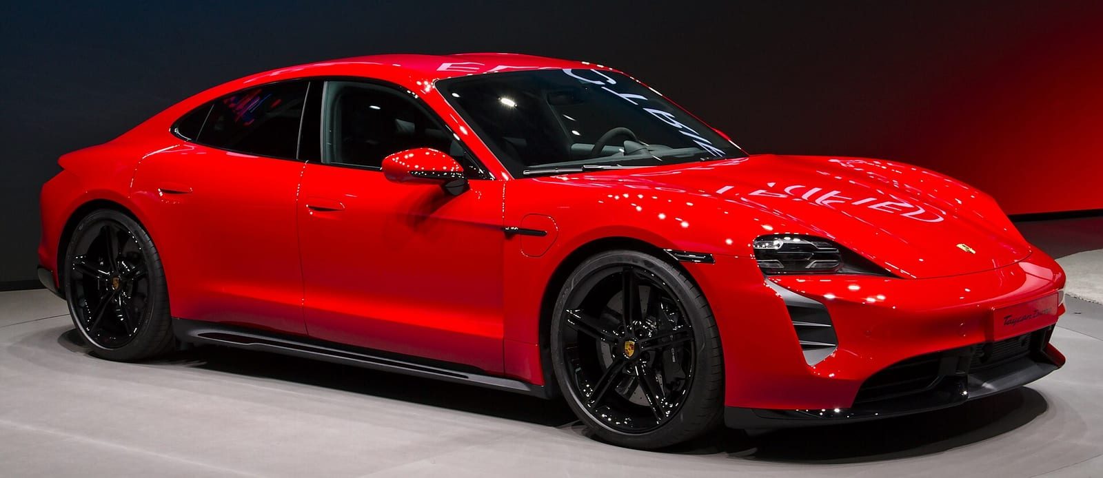 Porsche Taycan I — Вид спереди