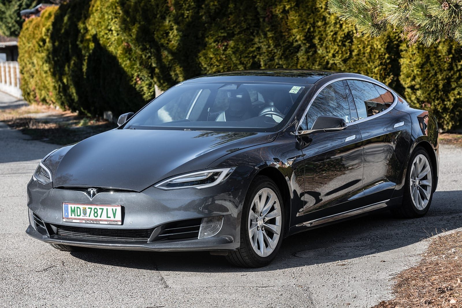 Tesla Model S I рестайлинг — Вид спереди