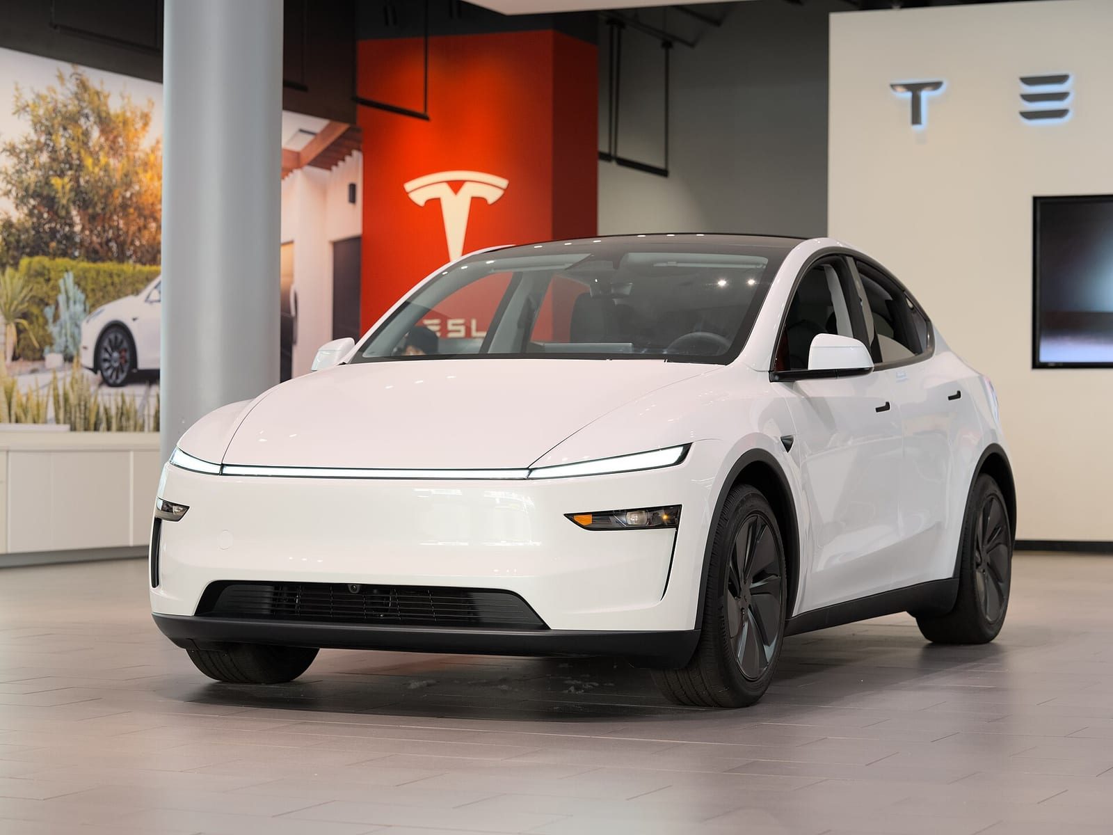 Tesla Model Y I рестайлинг (Juniper) — Вид спереди