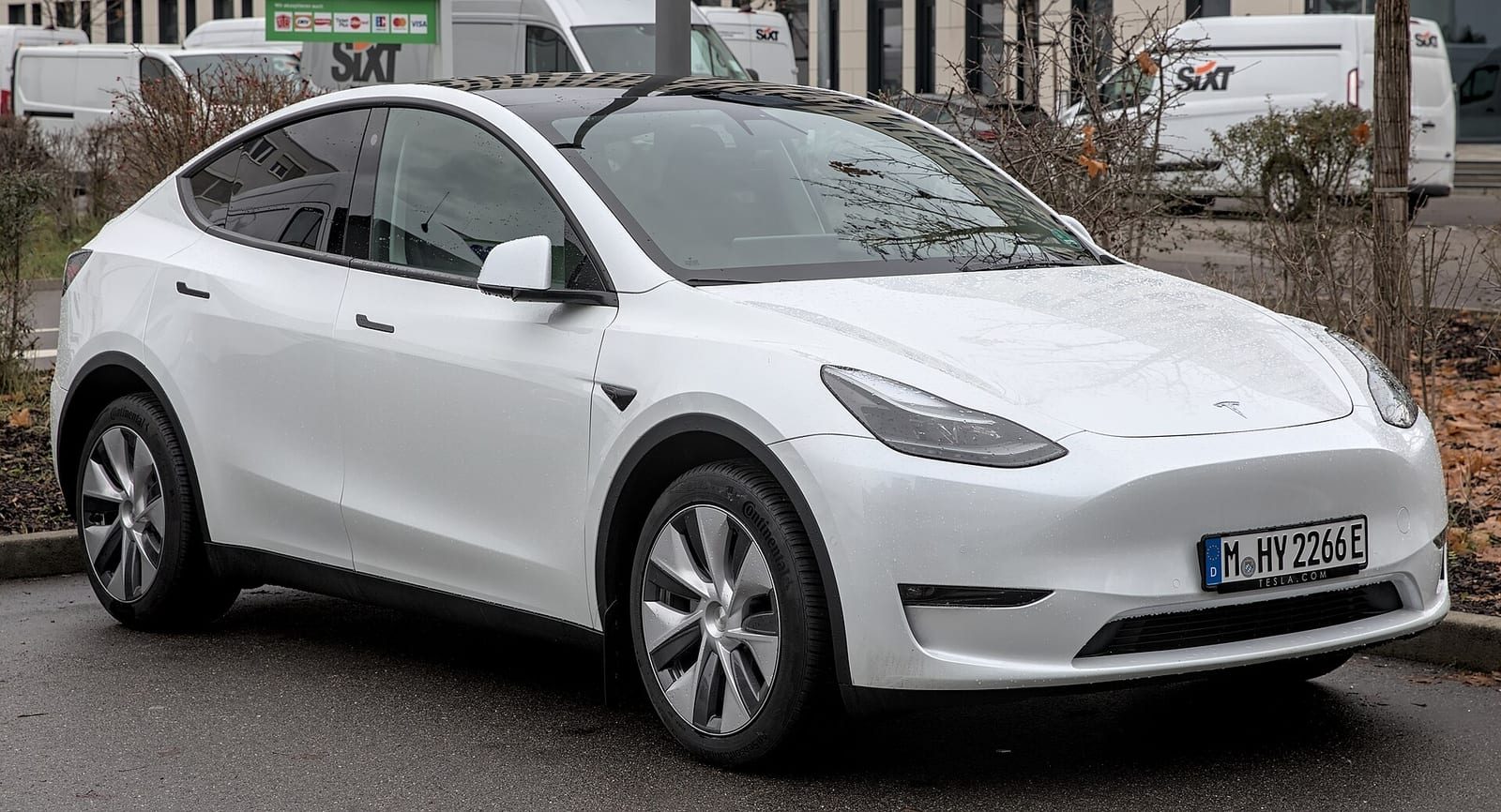 Tesla Model Y I — Вид спереди
