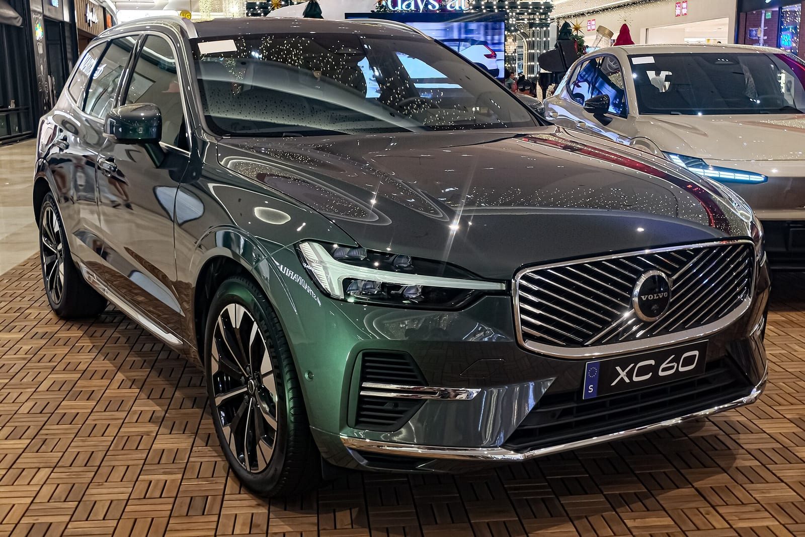 Volvo XC60 Recharge T8 II второй рестайлинг — Вид спереди